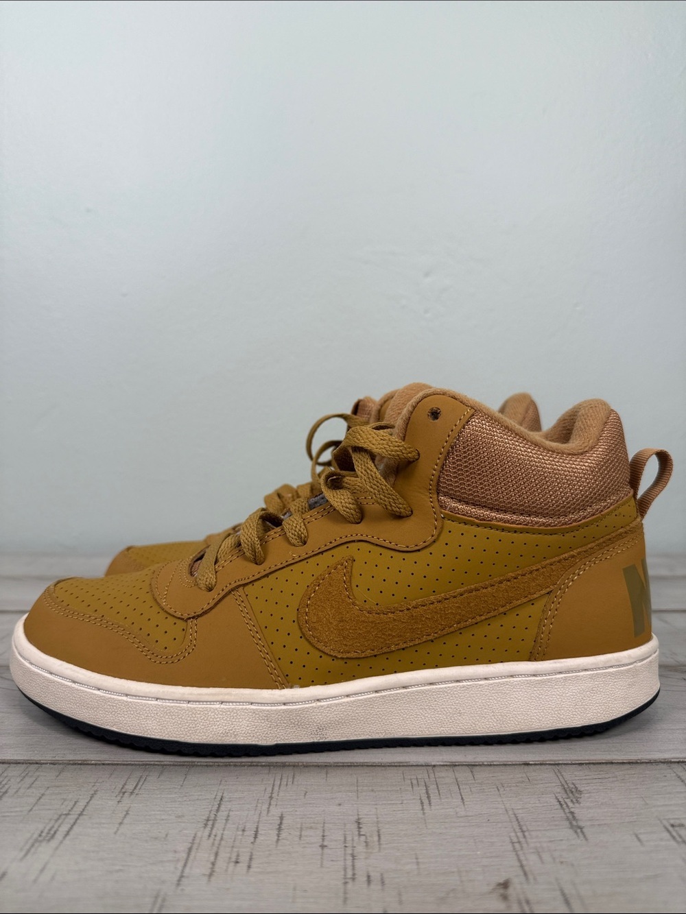 EUC Nike High-Top Sneaker Caramel Brown Size 6.5
